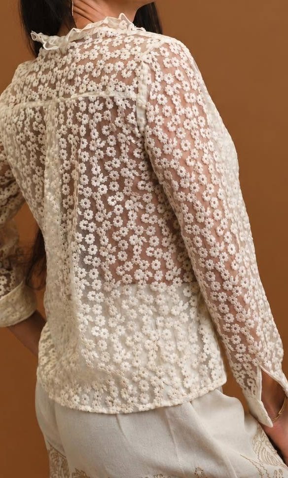 Chemise en dentelle ivoire portée de dos, nouvelle collection KŌRI